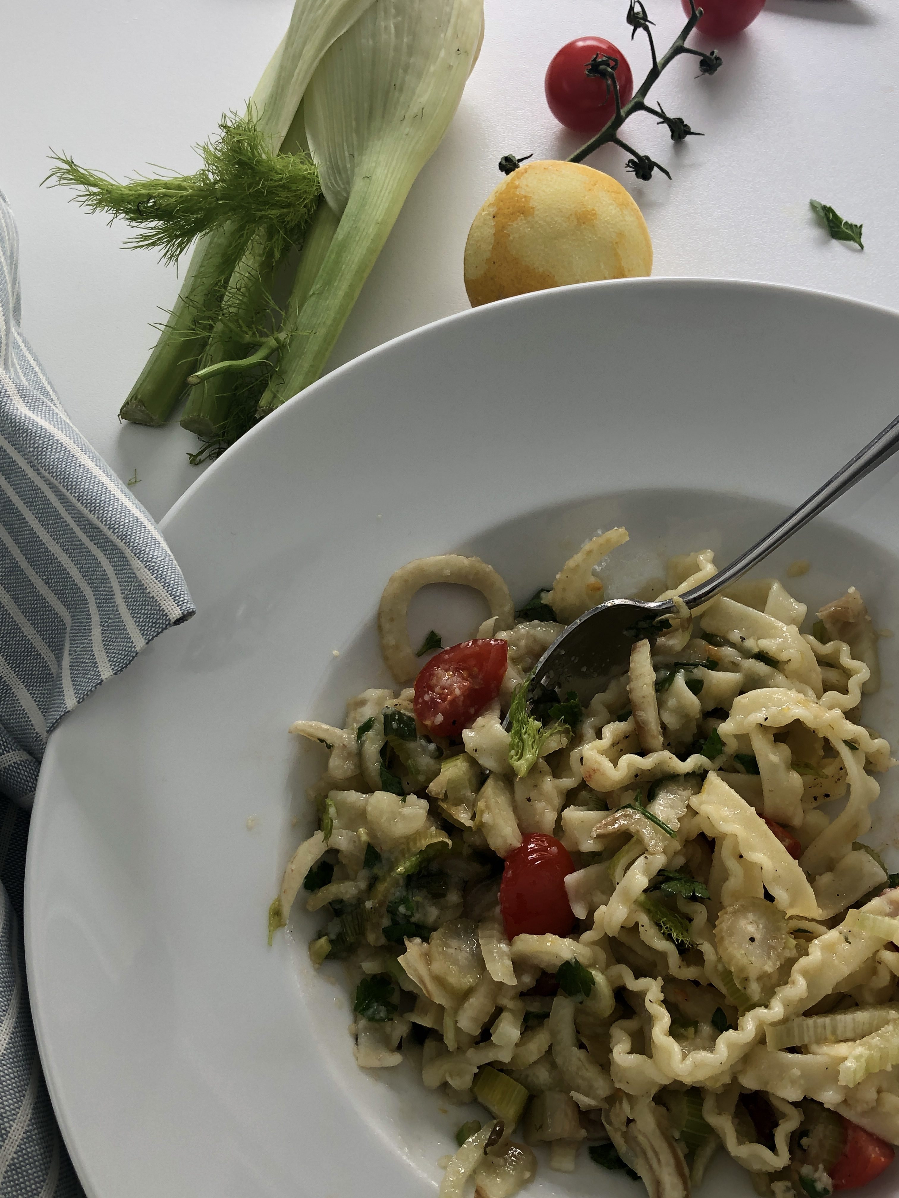 Vegane Fenchel-Pasta mit Zitrone und Semmelbrösel