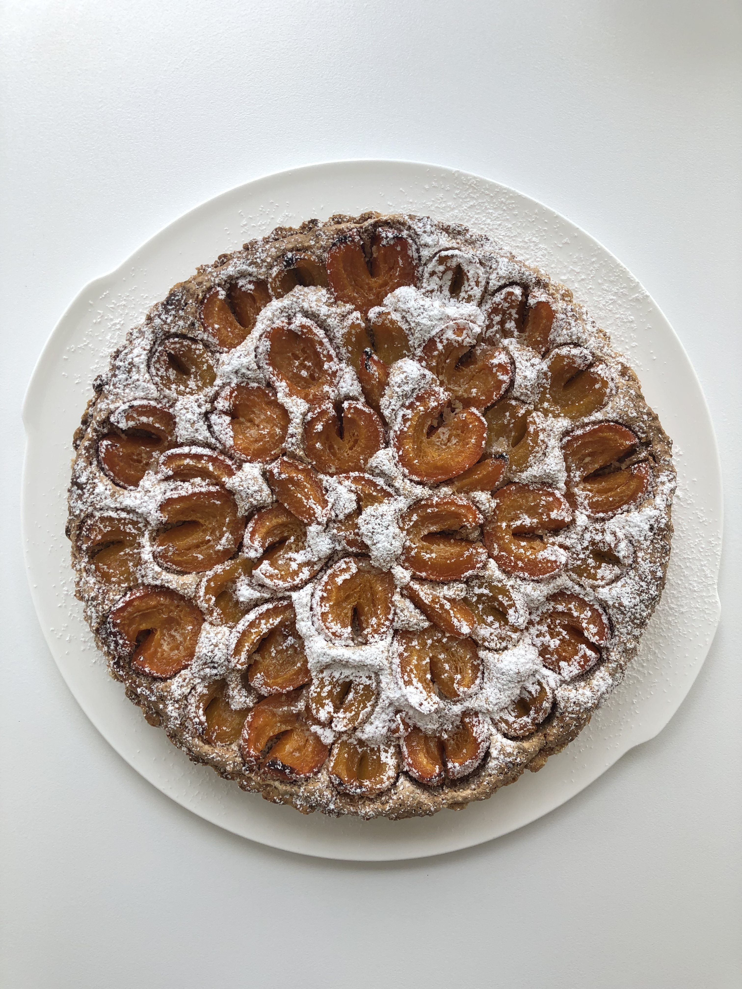 Schweizer Aprikosen-Tarte mit zarter Eiweiß-Mandel-Creme