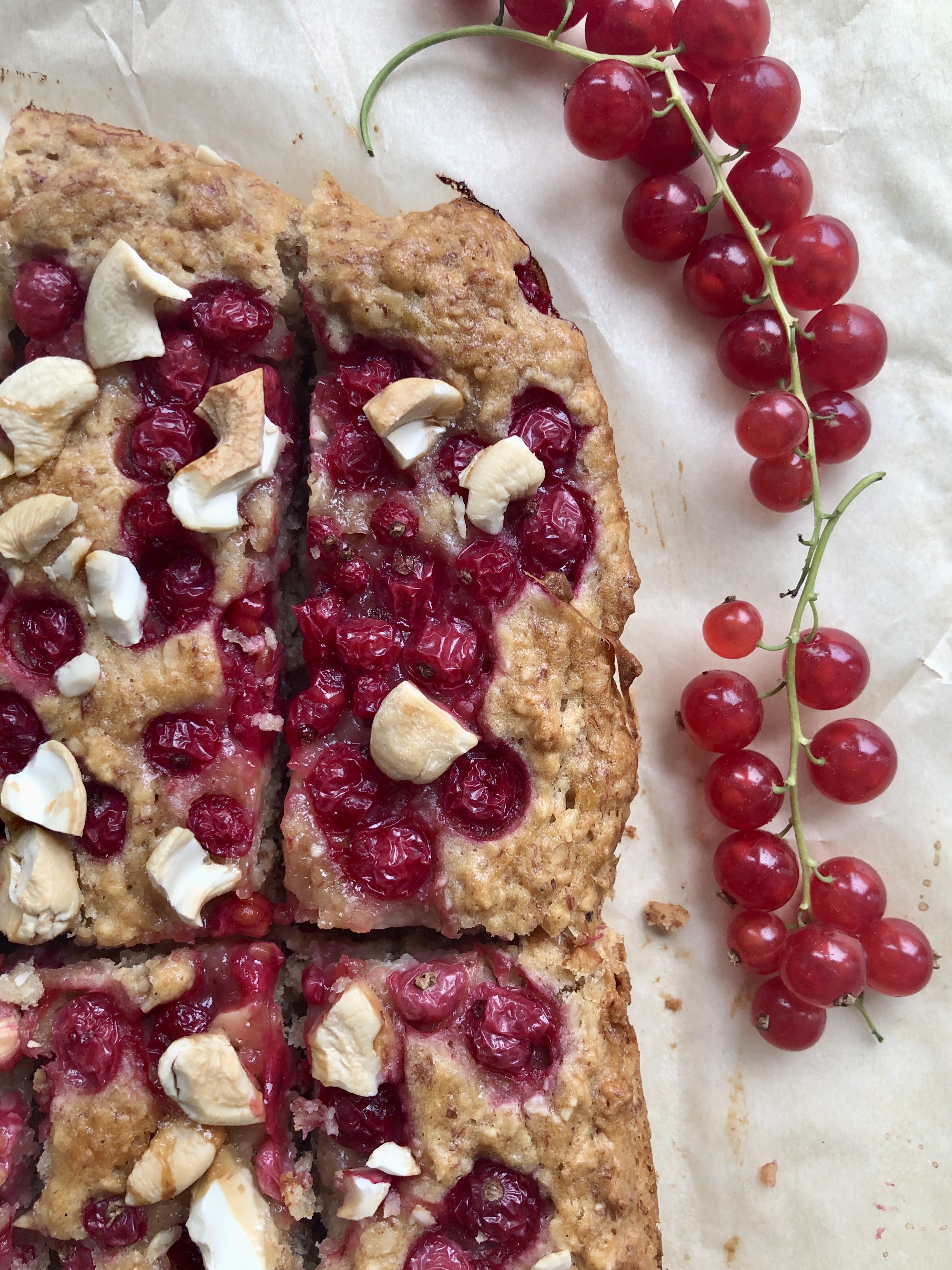 Bananen-Schnitten mit Johannisbeeren und Cashewkernen​