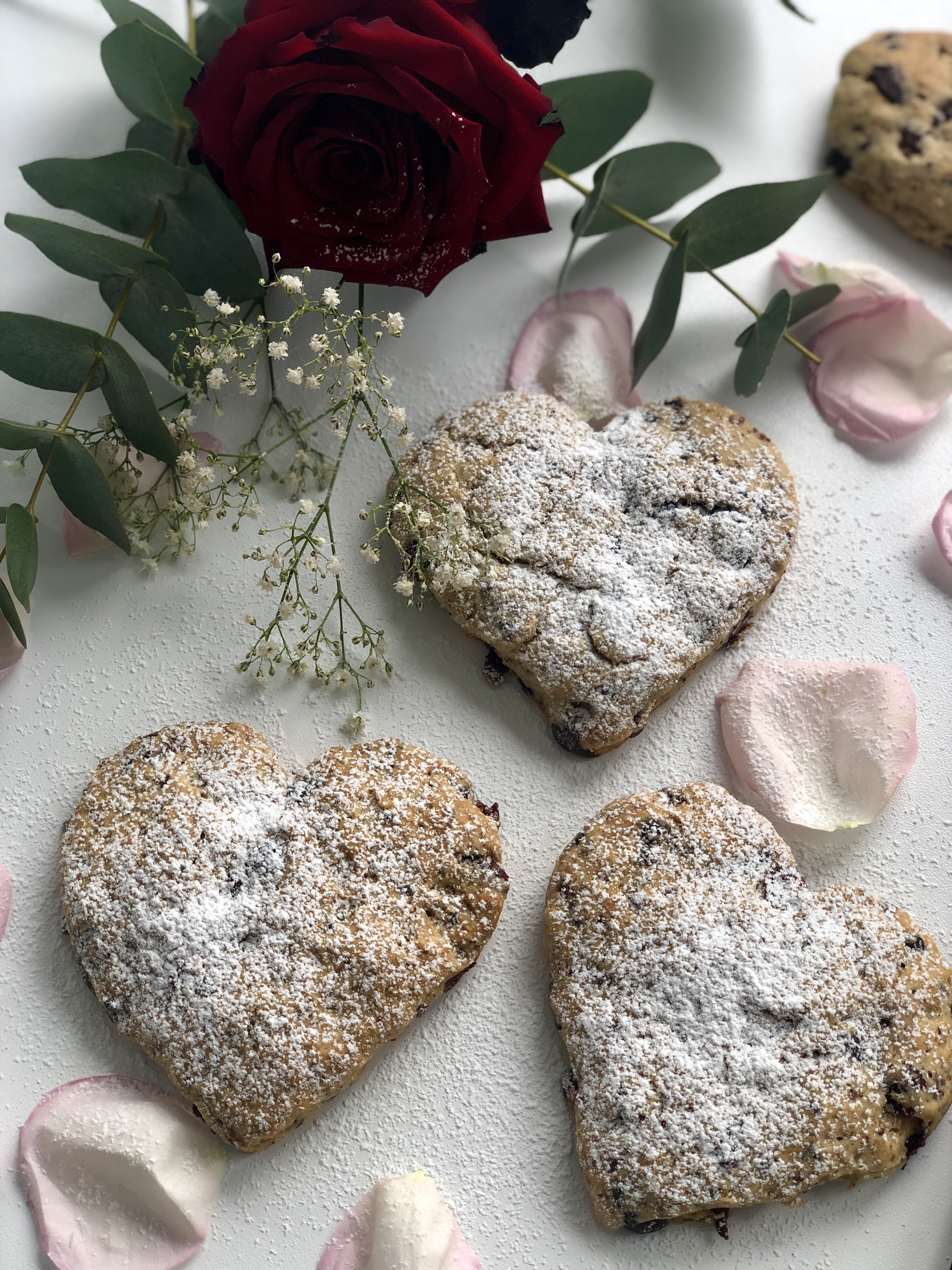 Buttermilch-Herz-Scones zum Valentinstag mit getrockneten Cranberries und Schokoladen-Stückchen