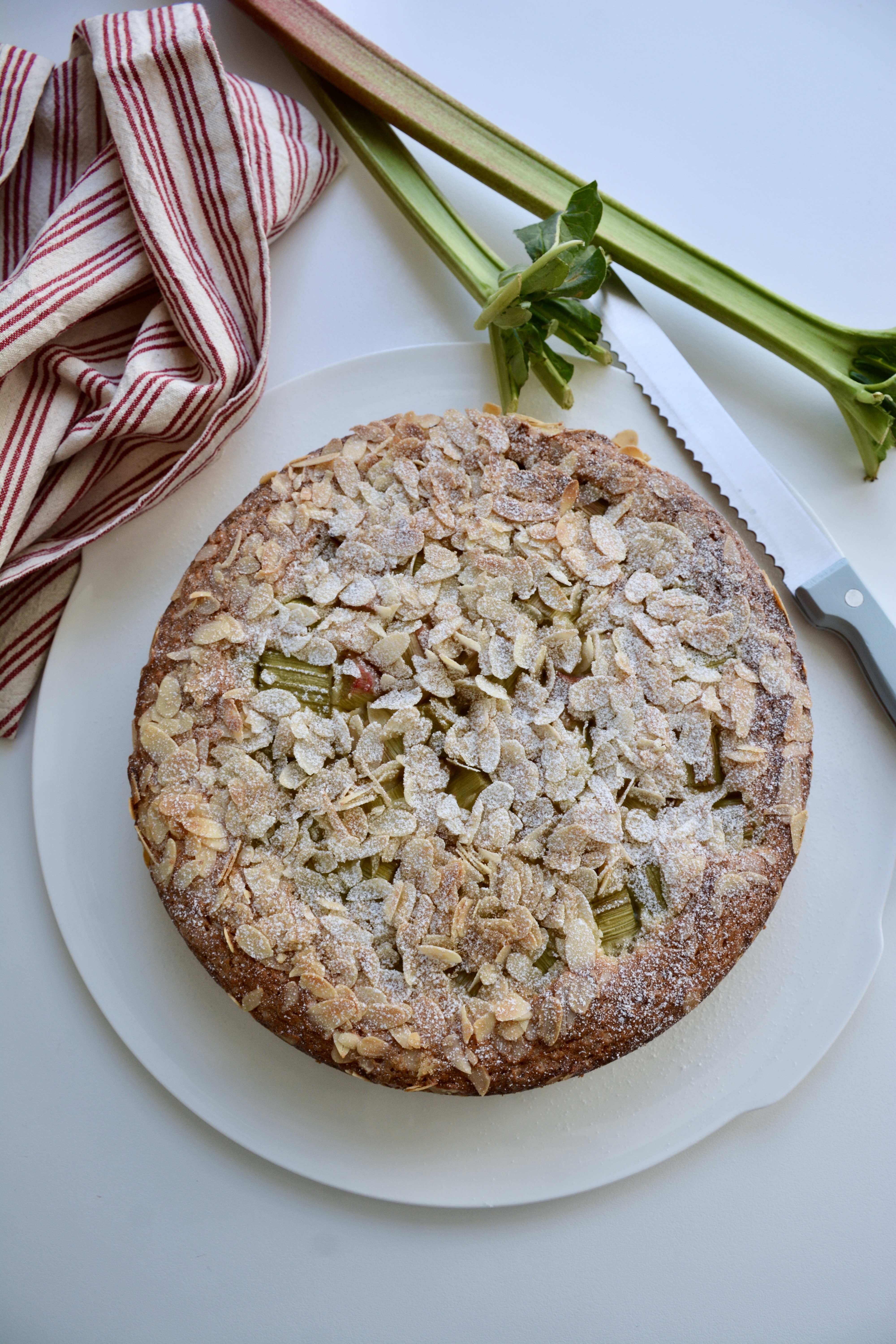 Schneller Rhabarberkuchen mit Mandel-Joghurt-Teig