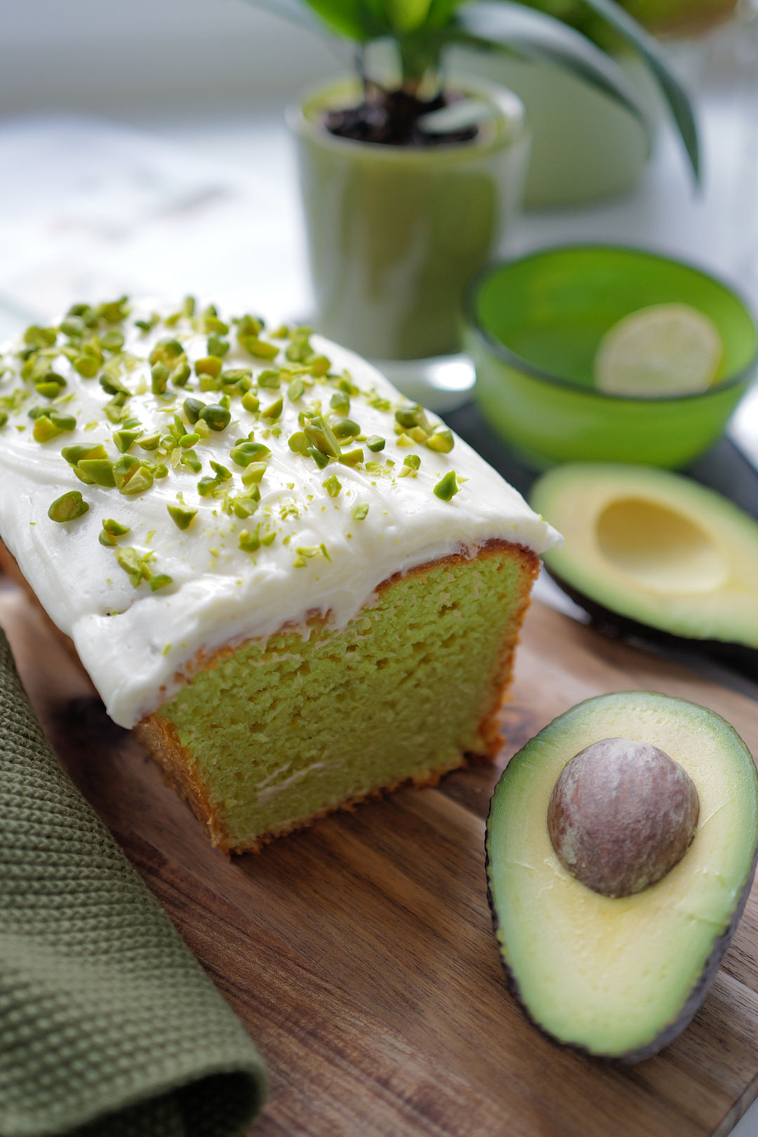 Avocado-Kuchen mit Limetten-Pistazien-Frosting